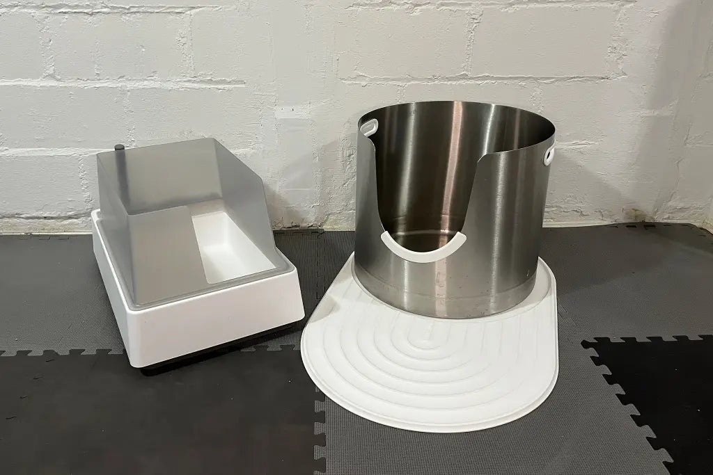 Stainless steel cat litter box with handles
